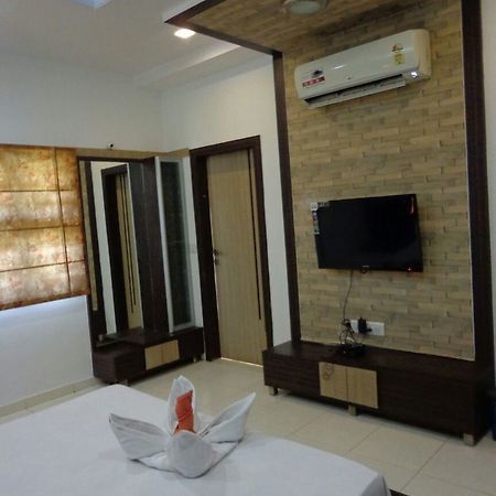10 Blossoms Hospitality Services أحمد أباد المظهر الخارجي الصورة