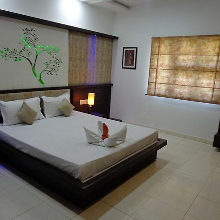 10 Blossoms Hospitality Services أحمد أباد المظهر الخارجي الصورة