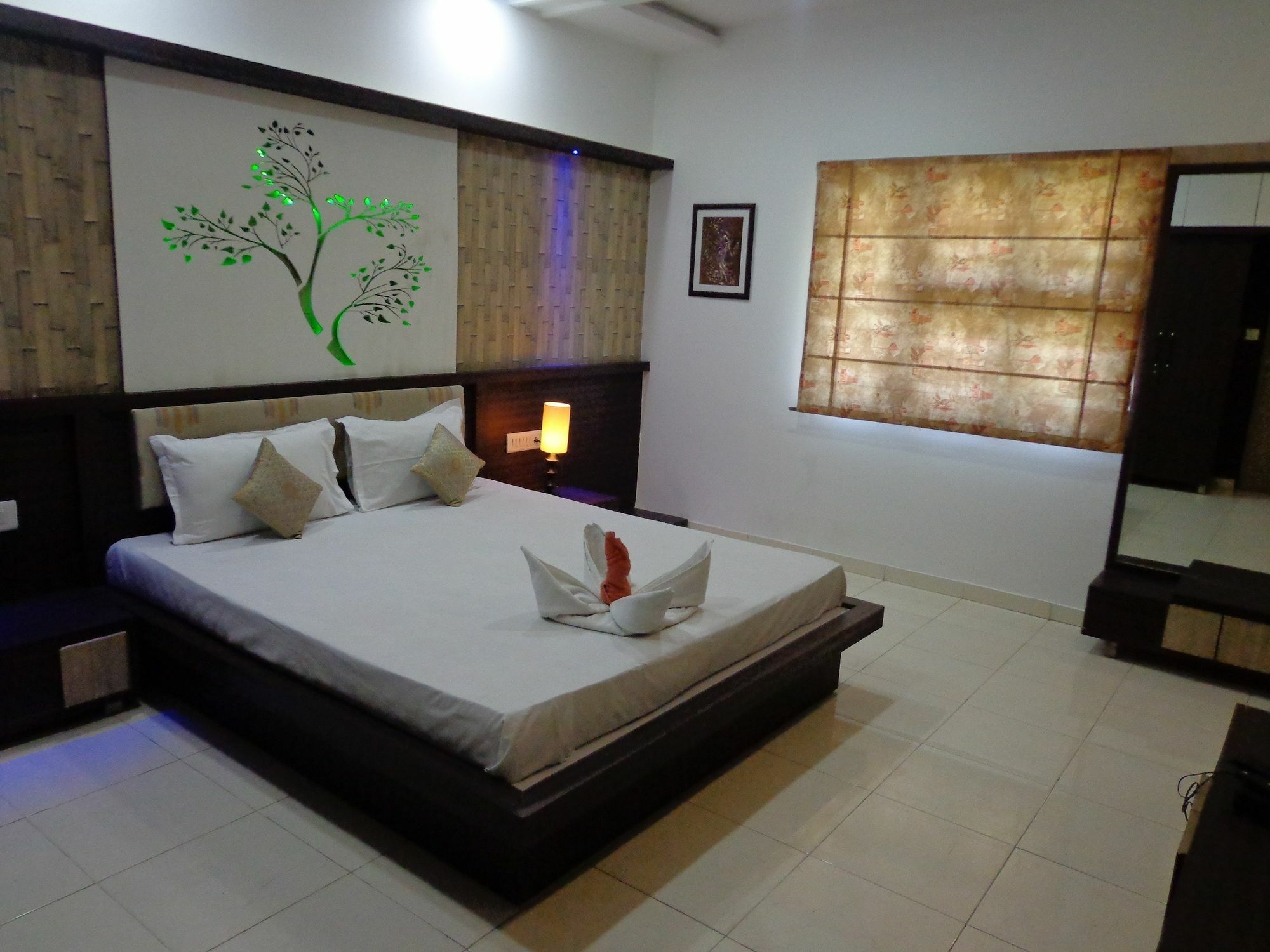 10 Blossoms Hospitality Services أحمد أباد المظهر الخارجي الصورة